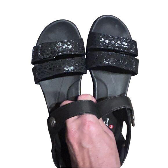 Clarks 26159103 Kylyn Strap Leather Black Dual Strappy Sandals Size 8.5 - Picture 3 of 12